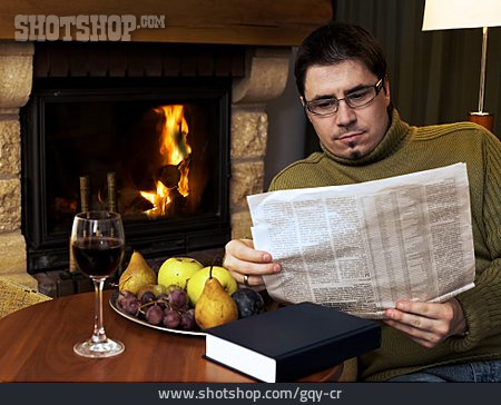 
                Mann, Zeitung, Lesen, Rotwein, Wohnzimmer                   