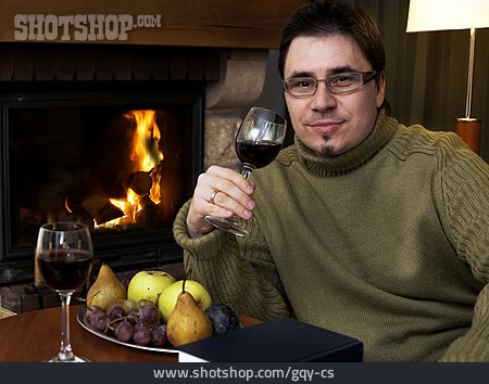 
                Mann, Trinken, Häusliches Leben, Rotwein                   