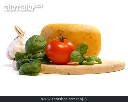 
                Holzbrett, Brotzeit, Tomate, Käse                   