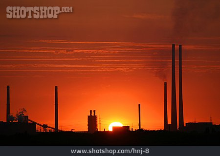 
                Sonnenuntergang, Industrielandschaft, Schornstein                   