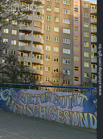 
                Graffiti, Plattenbau, Spruch                   