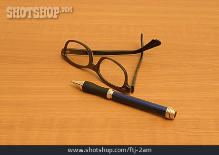 
                Kugelschreiber, Brille                   