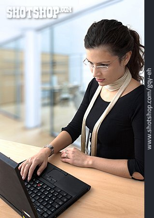 
                Frau, Büro & Office, Laptop                   