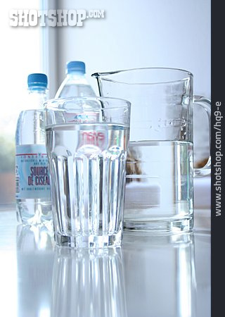 
                Karaffe, Wasserglas, Plastikflasche                   