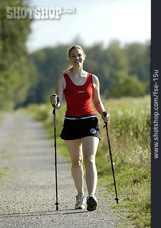 
                Junge Frau, Nordic Walking                   
