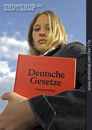 
                Studentin, Gesetzbuch, Deutsche Gesetze                   