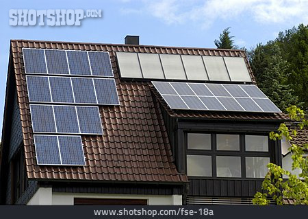 
                Wohnhaus, Dach, Solaranlage                   