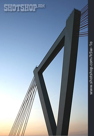 
                Brückenpfeiler, Autobahnbrücke, Pylon                   