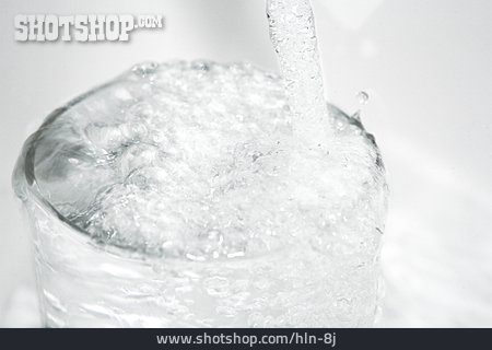 
                Wasser, Wasserglas, Sprudeln, Einschenken                   