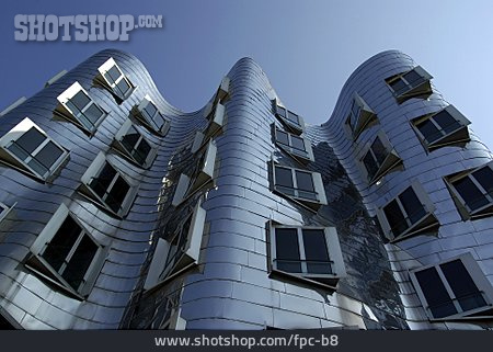
                Froschperspektive, Moderne Baukunst, Gehry, Düsseldorf                   