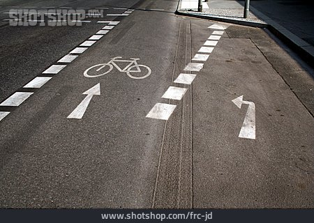 
                Pfeil, Fahrradweg, Fahrbahnmarkierung                   