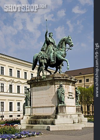 
                Reiterstandbild, München, König Ludwig                   