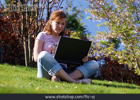 
                Junge Frau, Garten, Laptop                   