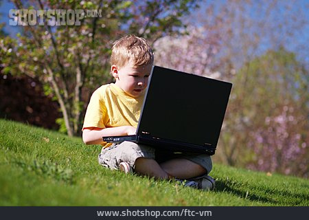 
                Junge, Laptop, Schneidersitz                   
