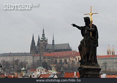 
                Statue, Prag, Veitsdom                   