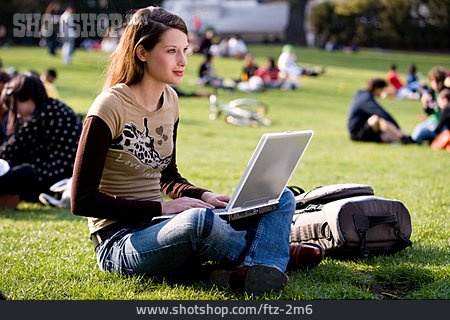 
                Mobile Kommunikation, Laptop, Liegewiese, Studentin                   