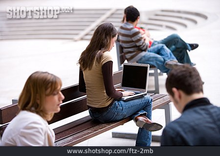 
                Mobile Kommunikation, Laptop, Studentin, Campus                   