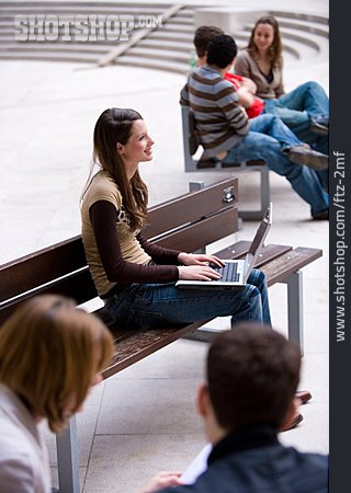 
                Mobile Kommunikation, Laptop, Studentin, Campus                   