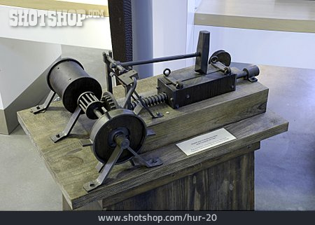 
                Historische Technik, Feilenhaumaschine                   
