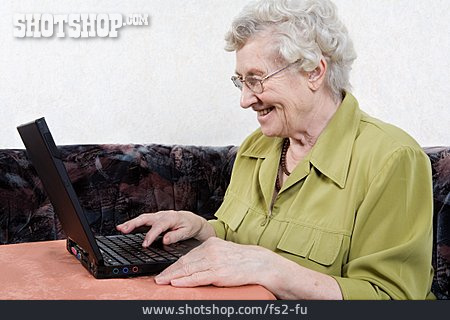 
                Aktiver Senior, Mobile Kommunikation, Schreiben, Laptop                   