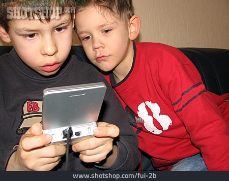 
                Spielen & Hobby, 2 Kinder, Computerspiel                   