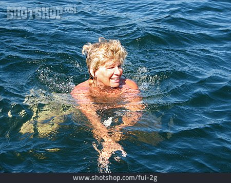 
                Frau, Aktiver Senior, Schwimmen                   
