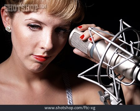 
                Sängerin, Mikrofon, Musikerin                   