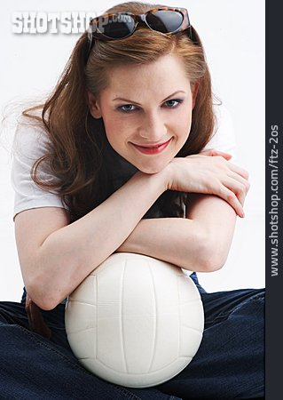 
                Junge Frau, Frau, Volleyball                   