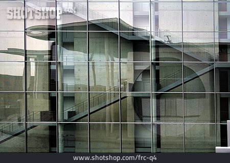
                Berlin, Glasfassade, Bundeskanzleramt                   