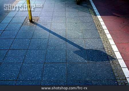 
                Schatten, Bürgersteig, Fahrradweg                   