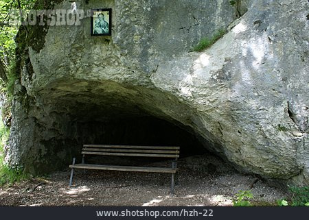 
                Höhle, Holzbank                   