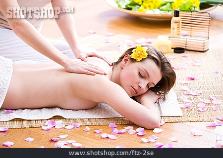 
                Junge Frau, Wellness & Relax, Massage                   