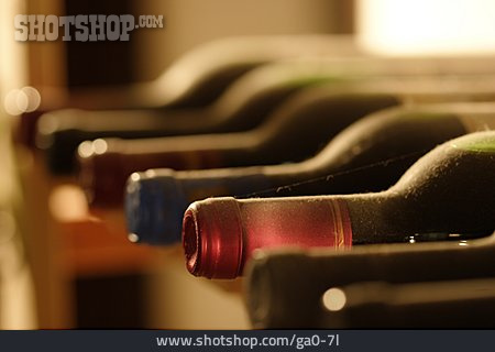 
                Weinflasche, Rotwein, Weinkeller                   