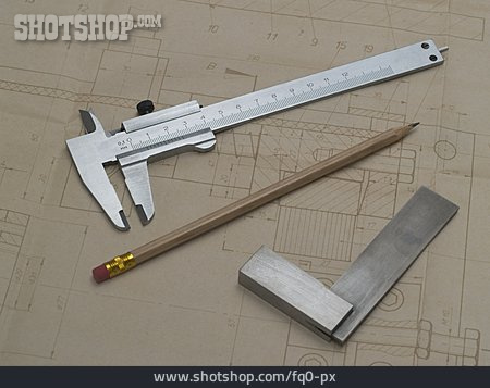 
                Bleistift, Grundriss, Messschieber, Millimeterpapier                   