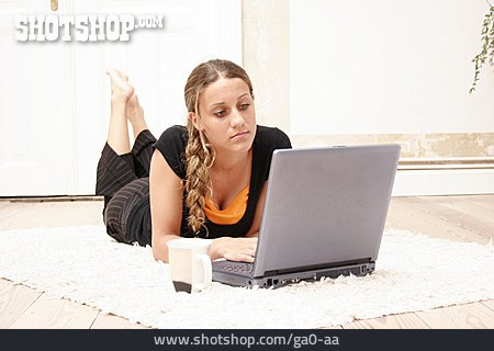
                Junge Frau, Tippen, Laptop                   