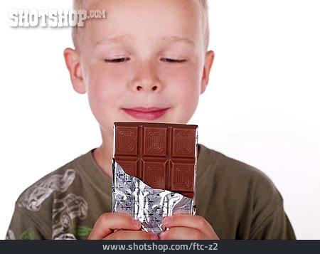 
                Kind, Naschen, Schokolade                   