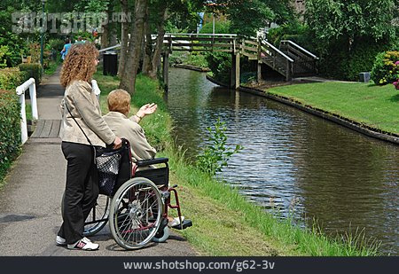 
                Pflege & Fürsorge, Rollstuhlfahrerin                   