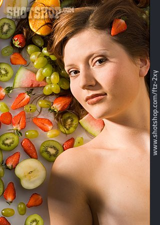 
                Junge Frau, Frau, Gesunde Ernährung, Obst                   