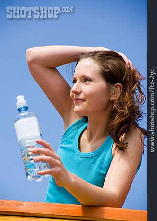 
                Junge Frau, Frau, Sport & Fitness, Mineralwasser                   