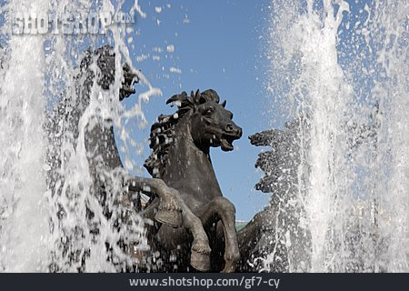 
                Statue, Springbrunnen, Manegenplatz                   