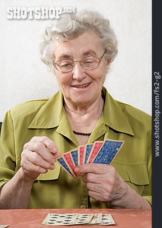 
                Seniorin, Spielen, Kartenspiel                   
