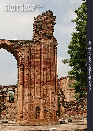 
                Archway, Characters, Qutb Minar                   