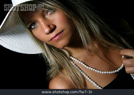 
                Junge Frau, Kleidung & Accessoires, Perlenkette                   