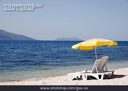 
                Sonnenschirm, Strandliege, Albanische Riviera                   