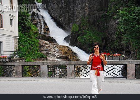
                Wasserfall, Touristin, Bad Gastein                   