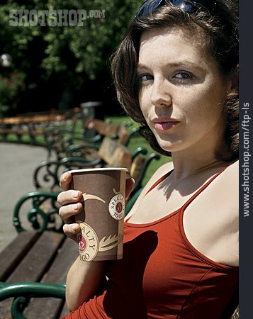 
                Junge Frau, Kaffeepause, Coffee To Go                   