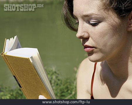 
                Junge Frau, Lesen, Studentin                   