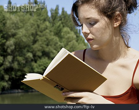 
                Junge Frau, Lesen, Studentin                   
