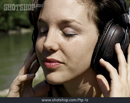 
                Junge Frau, Musik, Hören                   
