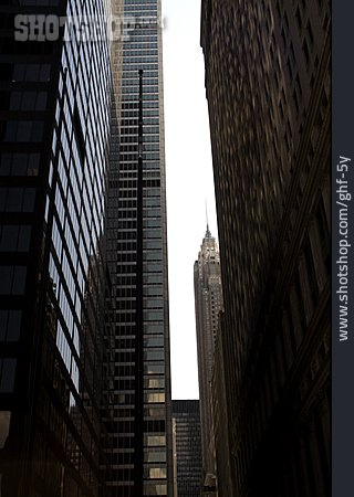 
                Häuserschlucht, Empire State Building, New York City                   